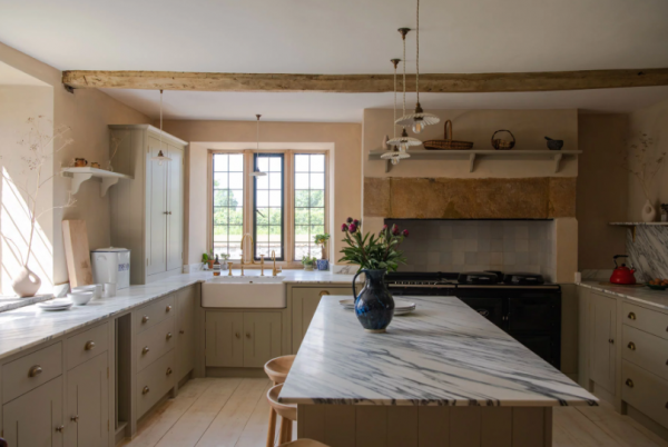 Lemari dengan kombinasi marmer dan kayu yang menciptakan kontras menarik